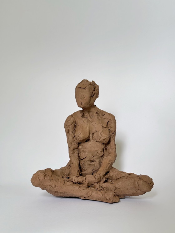 Image 1 of Yolande Ide - terracotta beeld van een naakte vrouw