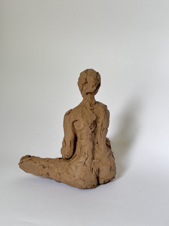 Image 1 of Yolande Ide - terracotta beeld van een naakte vrouw