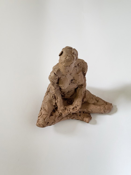 Image 1 of Yolande Ide - terracotta beeld van een naakte vrouw