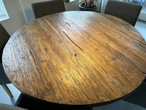 Massief Teakhouten Eettafel Rond, Doorsnee 1.46 M Met Een 4 Cm Dik Blad En Een Ijzeren Kruispoot