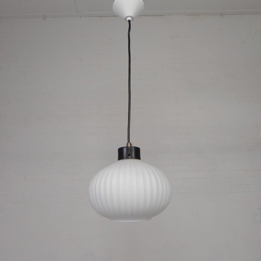 Vintage Hanglamp Met Witte Geribbelde Glazen Bol, Jaren 60