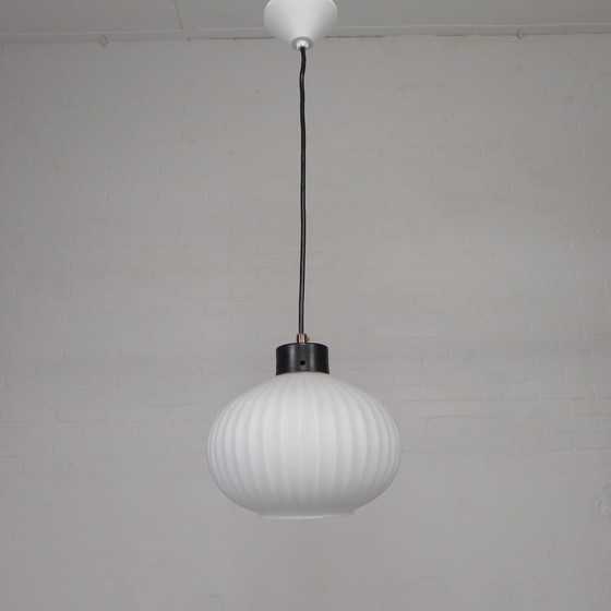 Image 1 of Vintage Hanglamp Met Witte Geribbelde Glazen Bol, Jaren 60