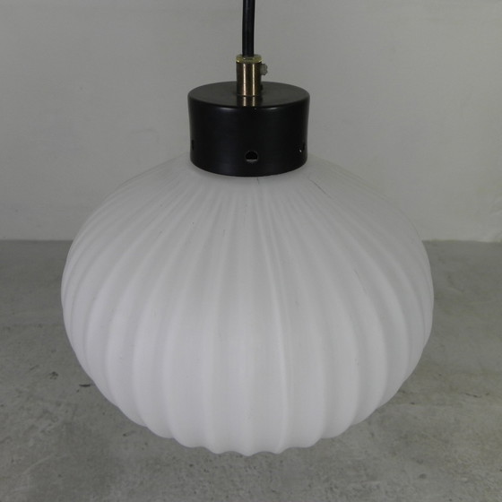 Image 1 of Vintage Hanglamp Met Witte Geribbelde Glazen Bol, Jaren 60