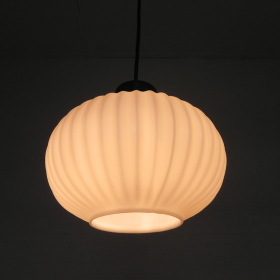 Image 1 of Vintage Hanglamp Met Witte Geribbelde Glazen Bol, Jaren 60