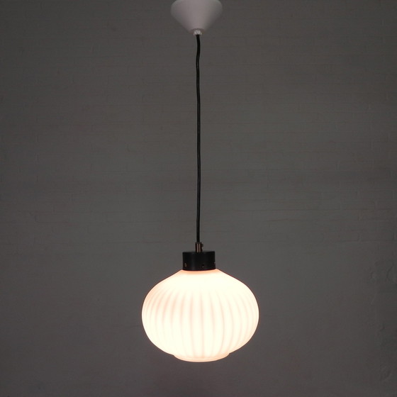 Image 1 of Vintage Hanglamp Met Witte Geribbelde Glazen Bol, Jaren 60