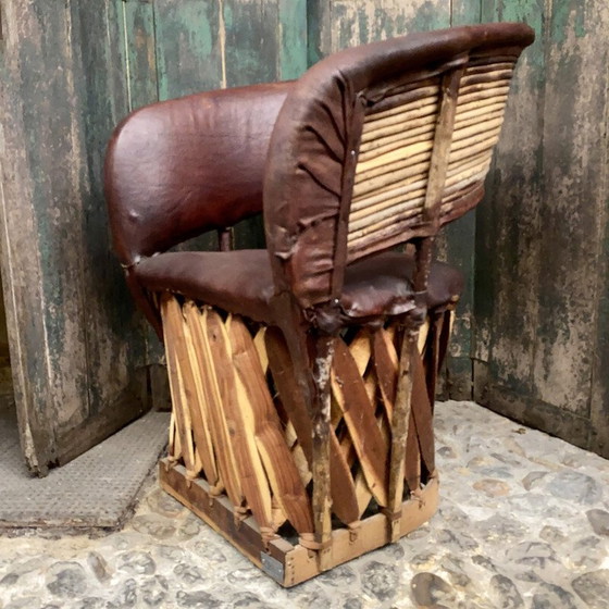 Image 1 of Vintage armstoel van leer en hout, Mexico 1970