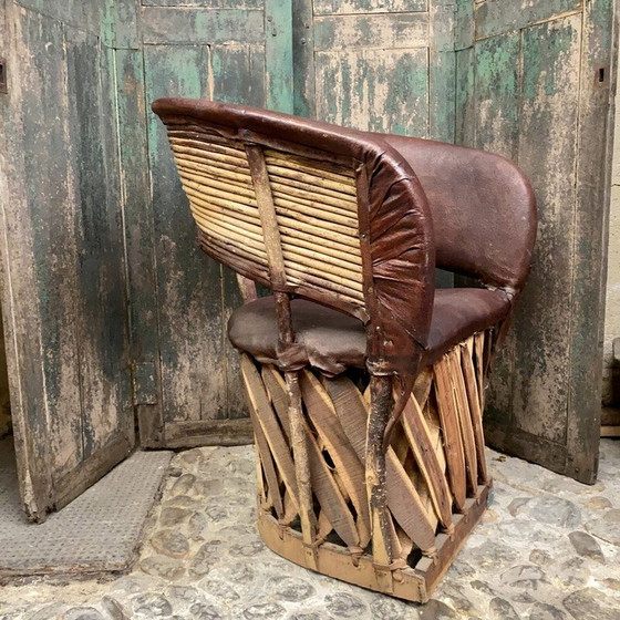 Image 1 of Vintage armstoel van leer en hout, Mexico 1970