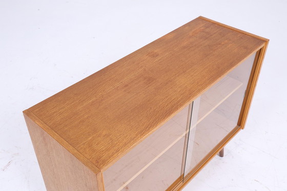 Image 1 of Vintage glazen ladekast 60s Mid Century vitrinekast hal console kast retro 70s hout bruin essenhout opslag