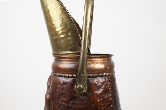 Image 1 of Koperen paraplubak met middeleeuwse afbeelding in reliëf, Frankrijk Ca. 1900