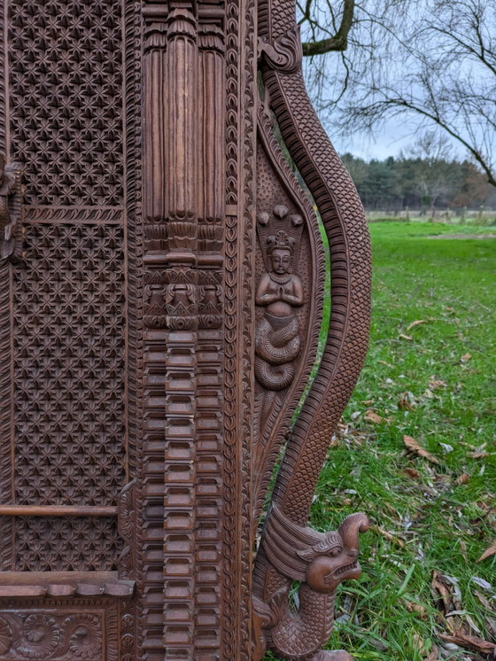 Image 1 of Gesneden houten raam uit Nepal