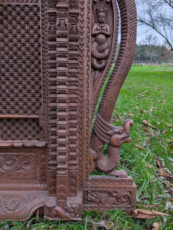 Image 1 of Gesneden houten raam uit Nepal