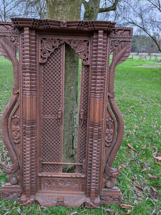 Image 1 of Gesneden houten raam uit Nepal