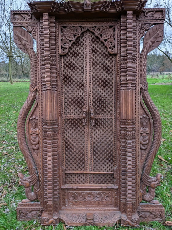 Image 1 of Gesneden houten raam uit Nepal