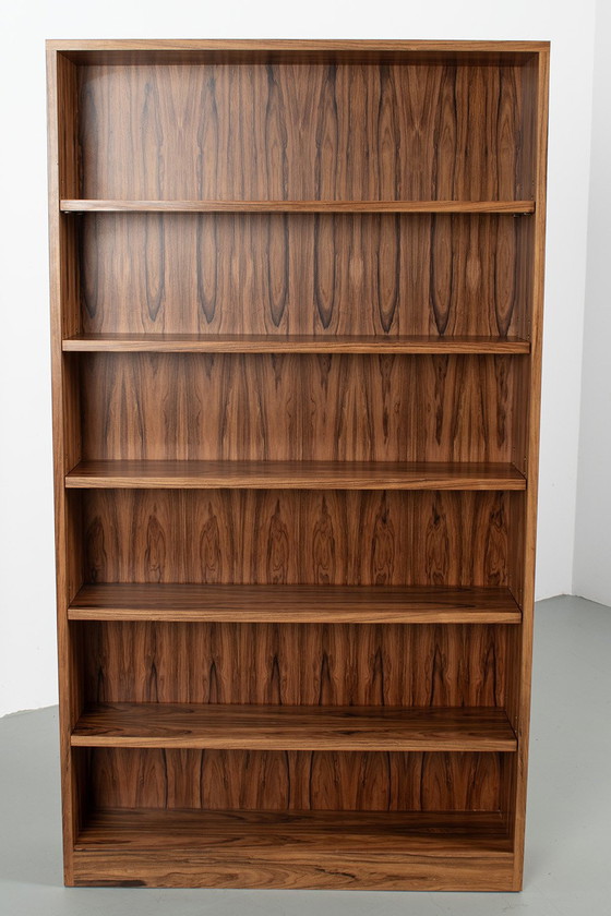 Image 1 of Hoge boekenkast met opvallend mooi fineer