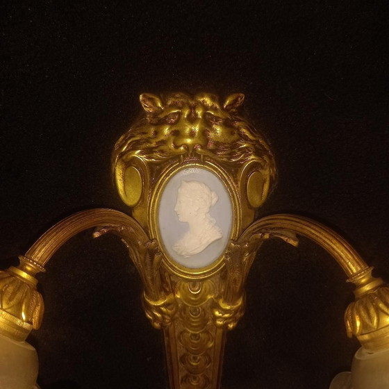 Image 1 of Verguld bronzen wandlamp met Wedgwood plaat, laat 19e eeuw Leeuwenkop