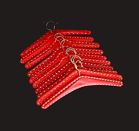 Image 1 of Vijftiger Jaren Rode Kleerhangers Met Nagels