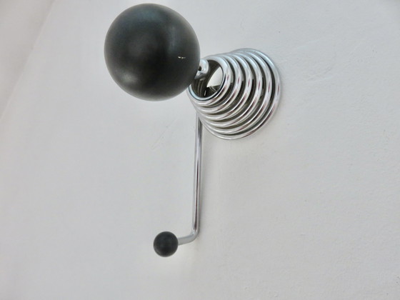 Image 1 of Kapstok "Streamline", verchroomde metalen veer en zwart gelakt hout, 1970