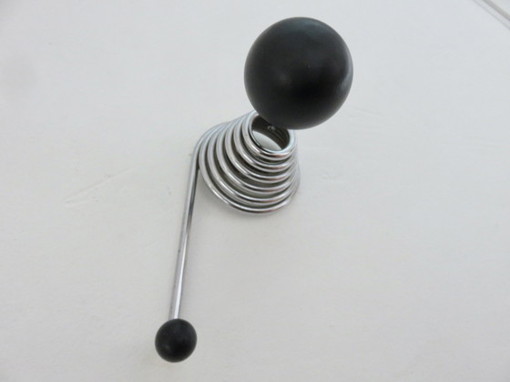 Image 1 of Kapstok "Streamline", verchroomde metalen veer en zwart gelakt hout, 1970