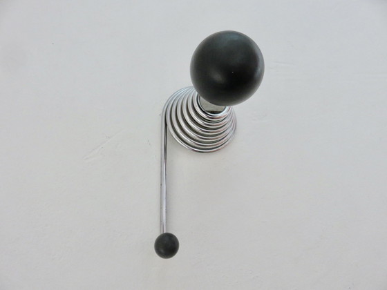 Image 1 of Kapstok "Streamline", verchroomde metalen veer en zwart gelakt hout, 1970