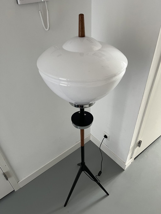 Unieke Tripod Vloerlamp Gemaakt Als Kunstwerk 