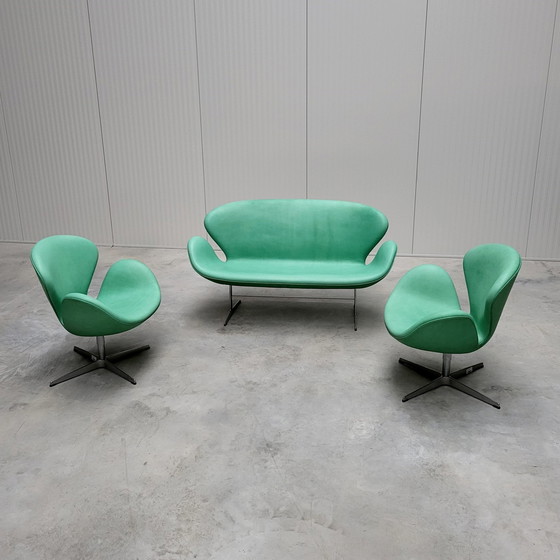 Image 1 of Swan Bank & 2X Swan Stoel Van Fritz Hansen Elegance Mintgroen