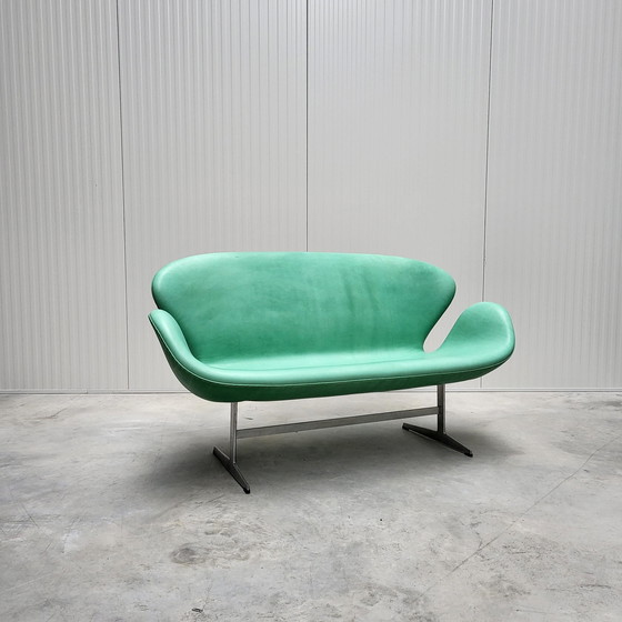 Image 1 of Swan Bank & 2X Swan Stoel Van Fritz Hansen Elegance Mintgroen