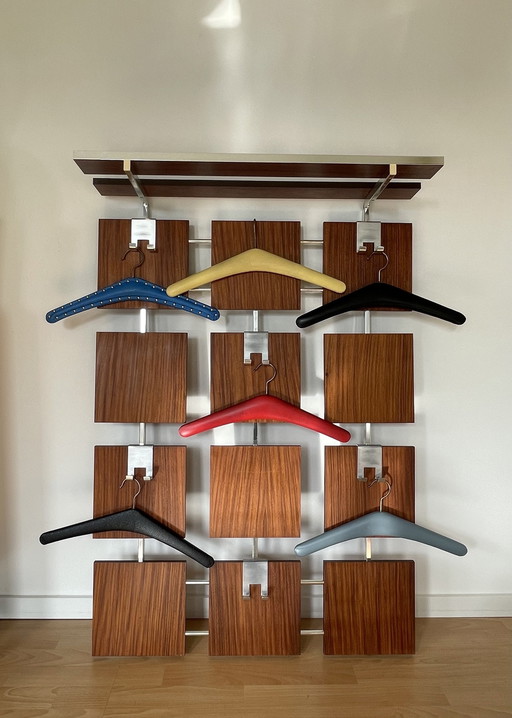 Mid Century wandkapstok met 6 vintage hangers