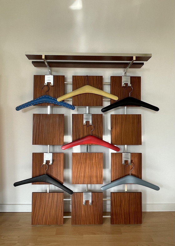 Image 1 of Mid Century wandkapstok met 6 vintage hangers