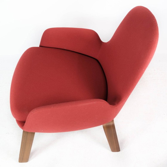 Image 1 of Vintage fauteuil met poten van walnoot en bekleed met rode stof voor Normann Copenhagen