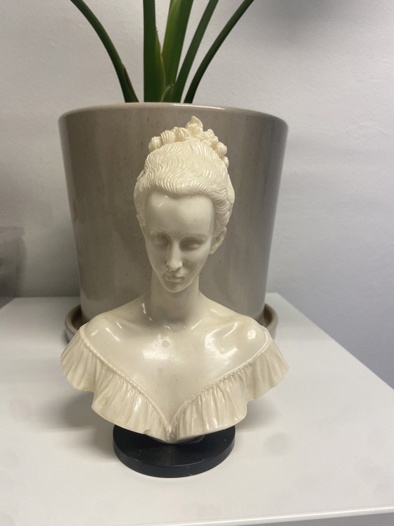 Image 1 of Lady Bust (Borstbeeld Wit)