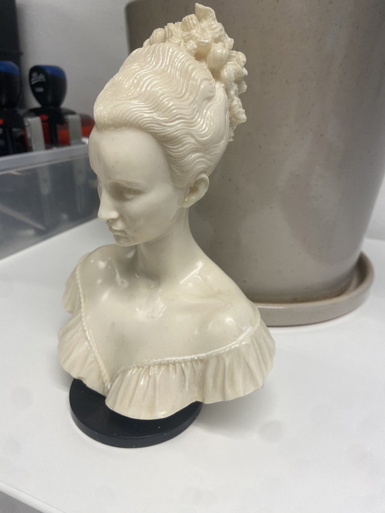 Image 1 of Lady Bust (Borstbeeld Wit)