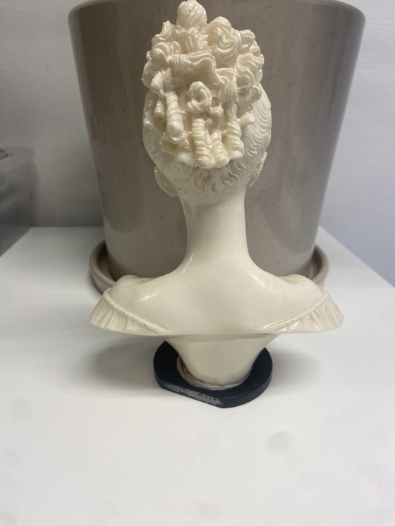 Image 1 of Lady Bust (Borstbeeld Wit)