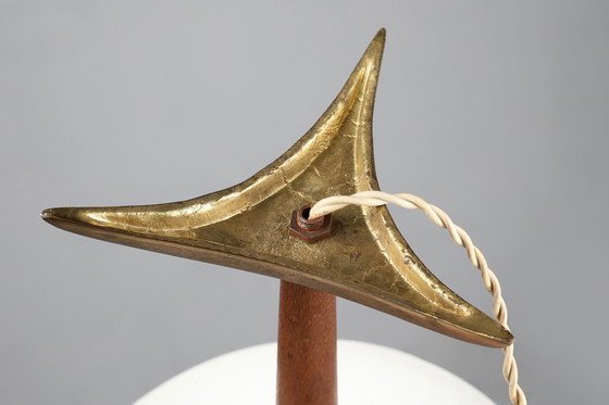 Image 1 of Rode Mid Century bureaulamp van metaal, messing en teakhout, Frankrijk, 1950S