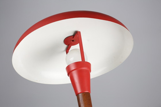 Image 1 of Rode Mid Century bureaulamp van metaal, messing en teakhout, Frankrijk, 1950S