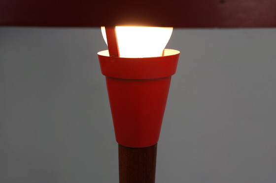 Image 1 of Rode Mid Century bureaulamp van metaal, messing en teakhout, Frankrijk, 1950S