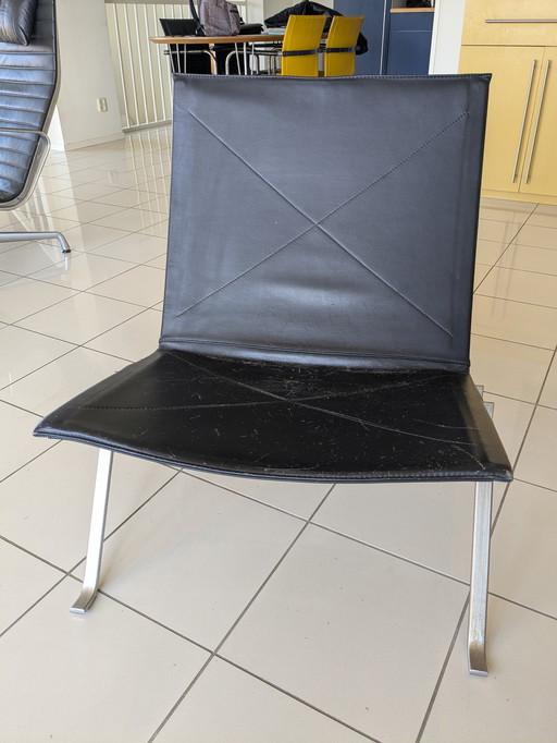 Paar Fritz Hansen PK22 Fauteuil in Zwart Leder