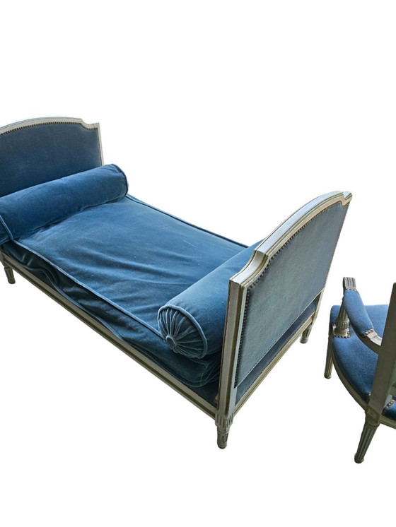 Image 1 of Woonkamer Met Ligbed En Twee Fauteuils