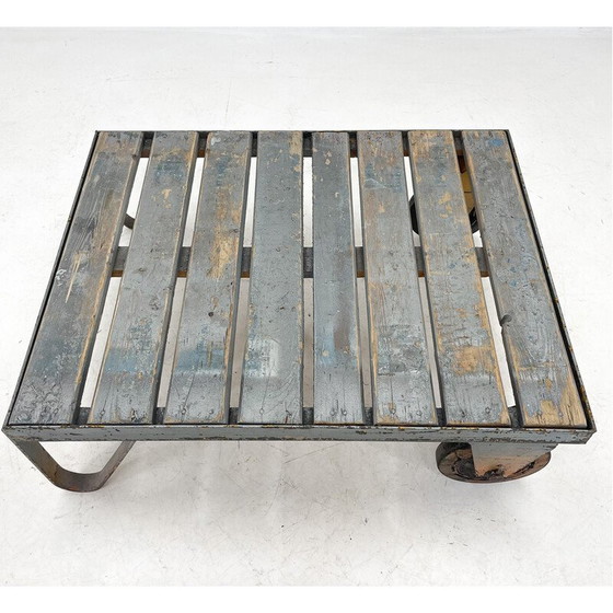 Image 1 of Vintage industriële salontafel van metaal en hout