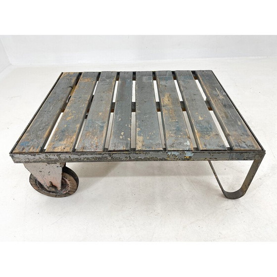 Image 1 of Vintage industriële salontafel van metaal en hout