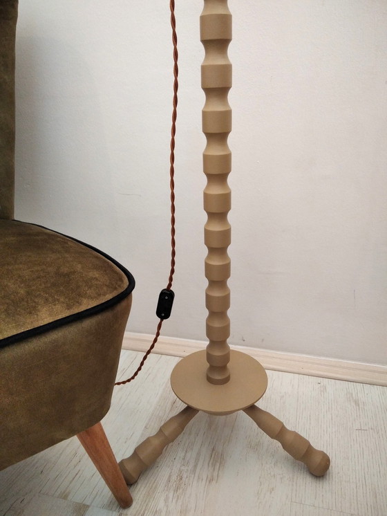 Image 1 of Vintage warm beige gedraaide houten vloerlamp