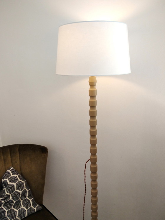 Image 1 of Vintage warm beige gedraaide houten vloerlamp