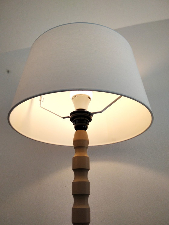 Image 1 of Vintage warm beige gedraaide houten vloerlamp