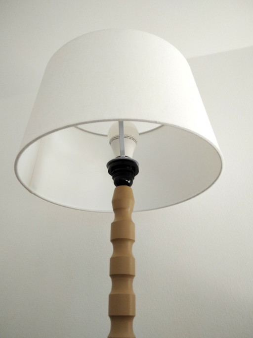 Vintage warm beige gedraaide houten vloerlamp