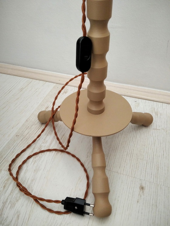 Image 1 of Vintage warm beige gedraaide houten vloerlamp