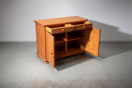 Image 1 of Klein Deens grenen dressoir uit de jaren 1980