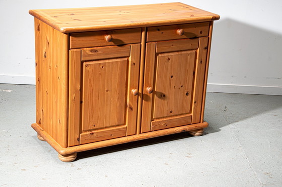 Image 1 of Klein Deens grenen dressoir uit de jaren 1980