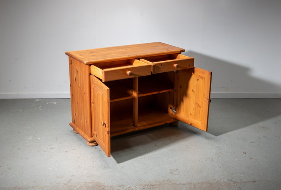 Image 1 of Klein Deens grenen dressoir uit de jaren 1980