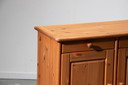 Klein Deens grenen dressoir uit de jaren 1980