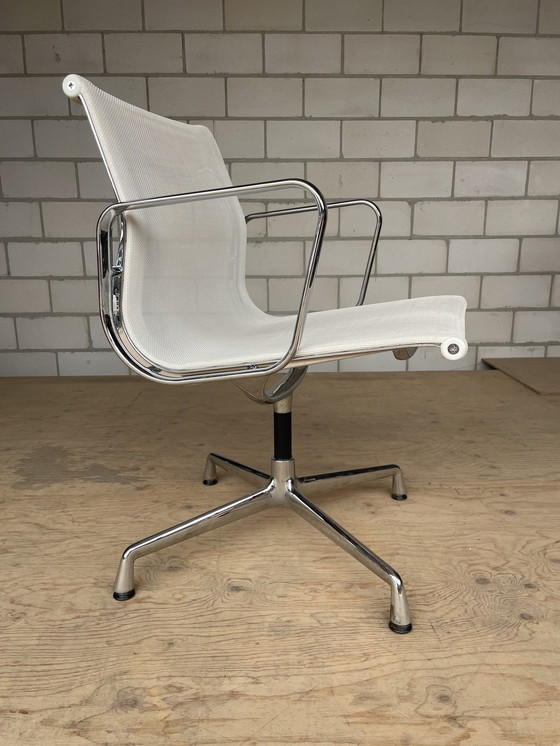 Image 1 of Vitra Eames Ea108 Wit Netweave/Chroom