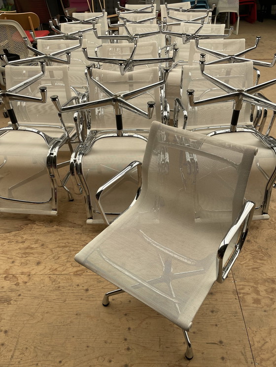 Image 1 of Vitra Eames Ea108 Wit Netweave/Chroom